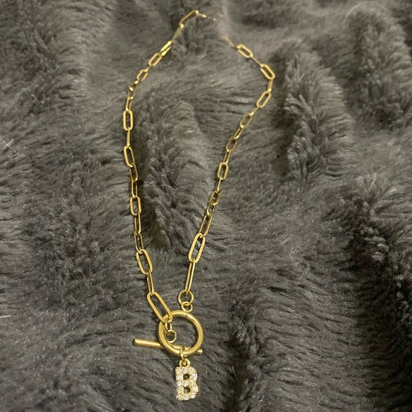Jewelry - 🛍️The letter “B” necklace!